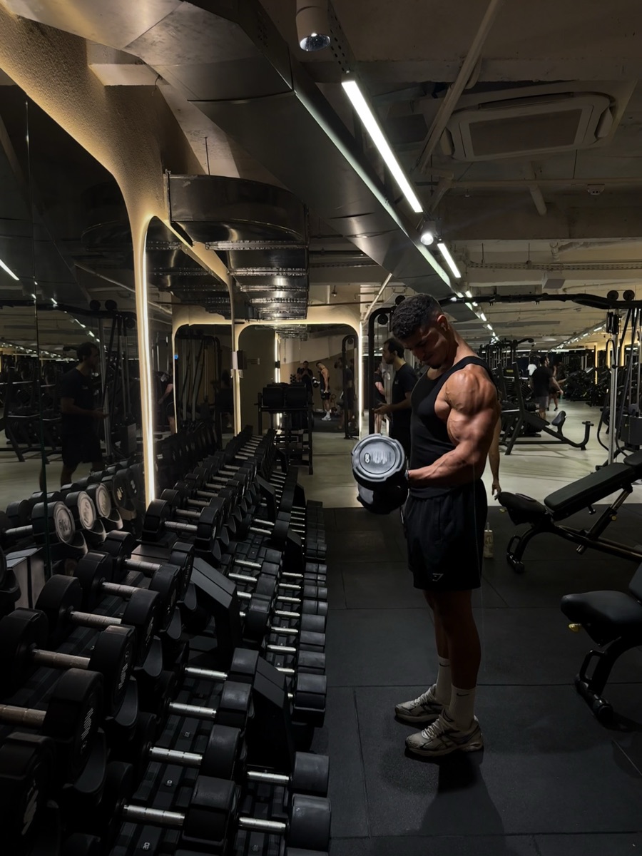 Ismael entrenando en el gimnasio